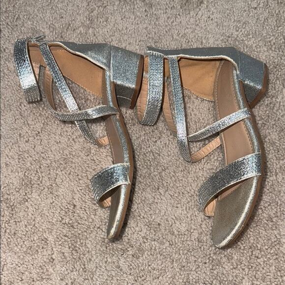 Adrienne Vittadini Levain Silver Strappy Girls Heels Kids Size 4 - Picture 3 of 8